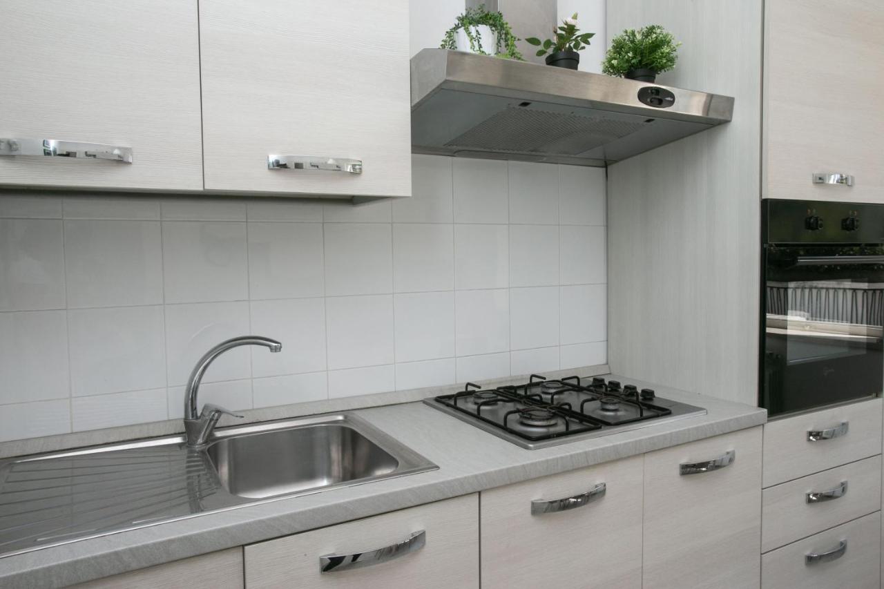N050 - Numana, Trilocale In Centro Con Portico E Posto Auto Apartamento Exterior foto