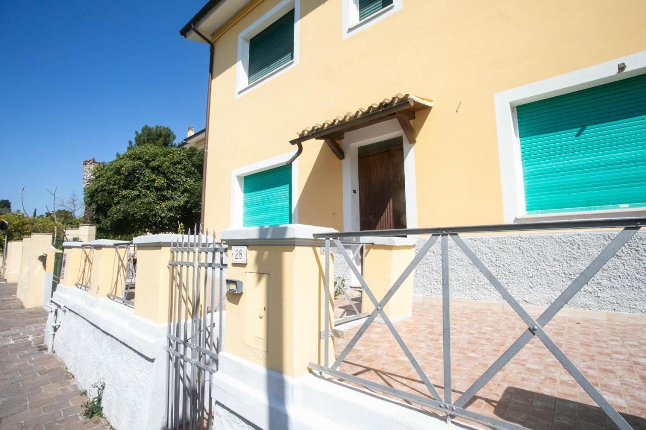 N050 - Numana, Trilocale In Centro Con Portico E Posto Auto Apartamento Exterior foto