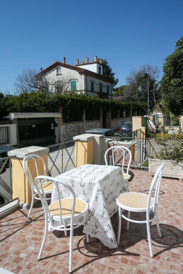 N050 - Numana, Trilocale In Centro Con Portico E Posto Auto Apartamento Exterior foto